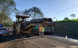 Iniciam obras de recuperação do asfalto no acesso a São João do Oeste