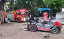 Empilhadeira pega fogo em empresa e mobiliza bombeiros em Itapiranga