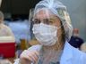 Brasileira recebe vacina experimental contra Covid-19