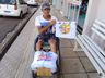 Cadeirante viaja o Brasil vendendo panos de prato
