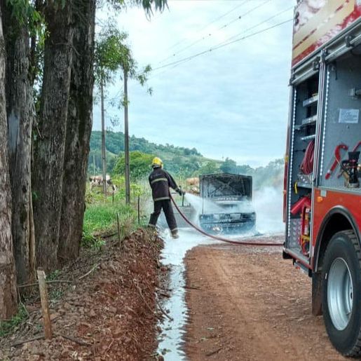 Veículo é destruído por incêndio no interior de Guarujá do Sul