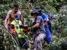 Vídeo: Trabalhador fica ferido ao ser atingido por árvore no interior de Bandeirante