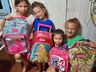 Voluntárias de Mondaí fabricam mochilas para crianças carentes