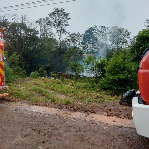 Incêndio destrói galpão e mata animais em São João do Oeste