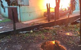 Parte interna de veículo é consumida pelo fogo em São José do Cedro