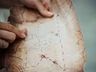Homem usa mapa deixado pelo pai para encontrar tesouro milionário enterrado pela família há 80 anos