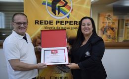 Locutora da Rádio Cidade recebe certificado de finalista do Prêmio Acaert