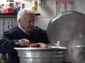 Idoso de 90 anos dedica vida a cozinhar para moradores de rua
