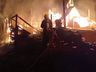 Bombeiros levam 4 horas para controlar incêndio em galpão no interior de Cedro
