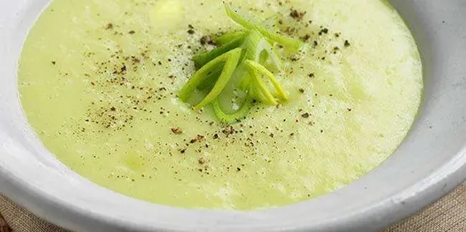 sopa-creme-de-alho-poro