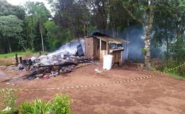 Família tem casa destruída pelo fogo no interior de Campo Erê