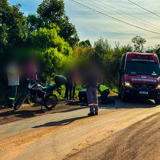 Mulher sofre fratura em acidente envolvendo carreta e moto em SMO