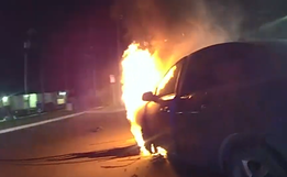 Polícia salva mulher inconsciente de carro em chamas; veja