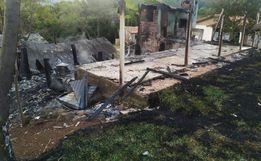 Casa fica totalmente destruída pelo fogo no interior de Campo Erê 