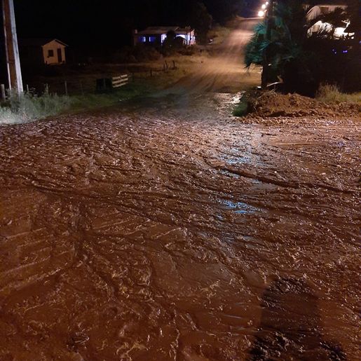 Moradores denunciam vazamento de água no Andreatta em SMO