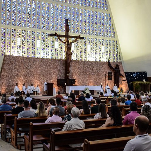 OUÇA: Paróquia vai retomar missas com presença do público na semana que vem