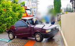 Colisão entre carro e caminhonete deixa mulher ferida em São Miguel do Oeste