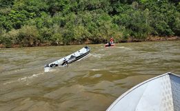 Embarcação naufragada é resgatada pelos bombeiros no Rio Uruguai, em Itapiranga