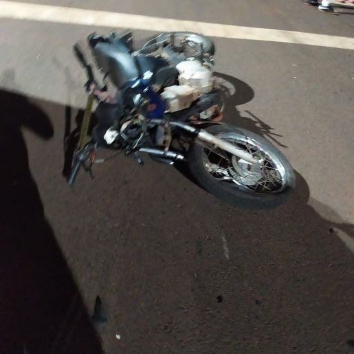 Colisão entre carro e moto deixa jovem ferido no centro 
