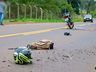 VÍDEOS: Colisão entre carro e moto deixa motociclista gravemente ferido