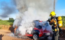 Carro é destruído por incêndio no interior de Tunápolis