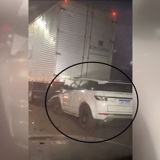 VÍDEO: Condutor colide carro de luxo em traseira de caminhão em SMO