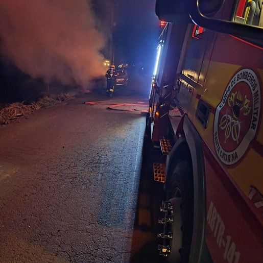 Camionete é destruída por incêndio no interior de São José do Cedro