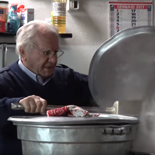 Idoso de 90 anos dedica vida a cozinhar para moradores de rua