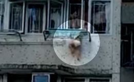 Vídeo mostra criança pendurada para fora de janela de apartamento na China