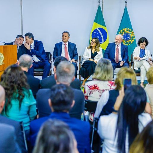 Lula assina projeto de lei que garante verba para piso da enfermagem