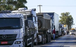 Após reajuste, associação dos caminhoneiros ameaça greve