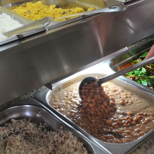 Bolsonaro sanciona lei que permite doação de refeições não vendidas