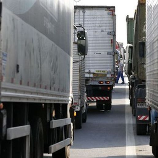 CAMINHÕES: Governo quer cortar PIS/Cofins do diesel e evitar greve