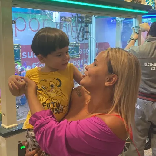 VÍDEO: menino entra em máquina de pelúcias em shopping no Rio de Janeiro
