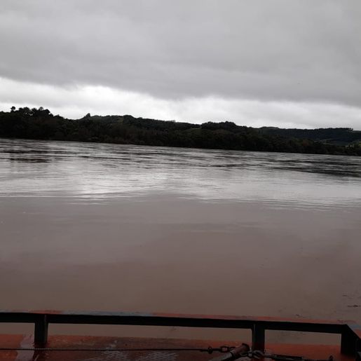 Travessia de balsa e lancha no Rio Uruguai está suspensa em Mondaí