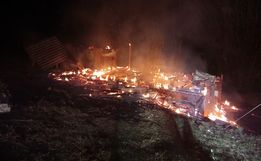 Casa fica totalmente destruída pelo fogo em Anchieta