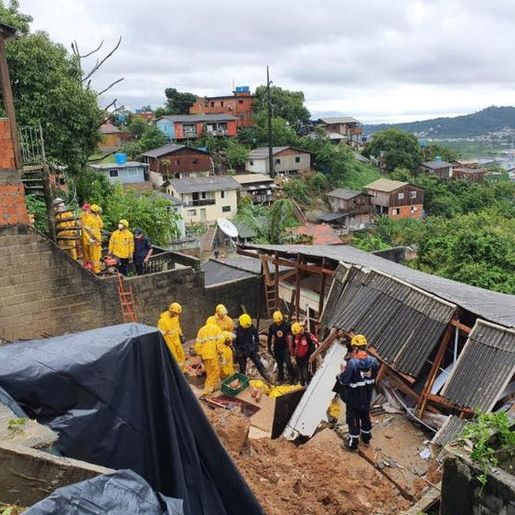 Mãe e filha morrem em deslizamento sobre casa em Florianópolis